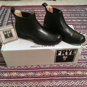 Frye Phillip Chelsea Boots sz 6 (fits like 5.5)
